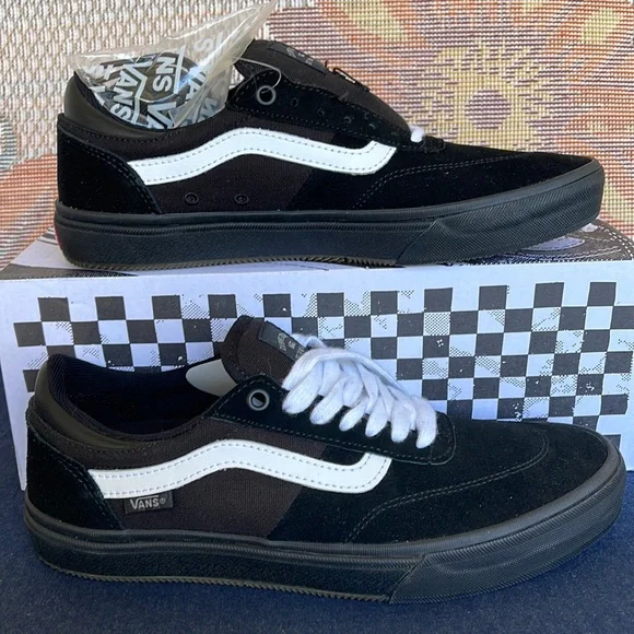 Vans WMNS Gilbert Crockett
Blackout
VN0A5JIF10J
Sneakers - Picture 2 of 16